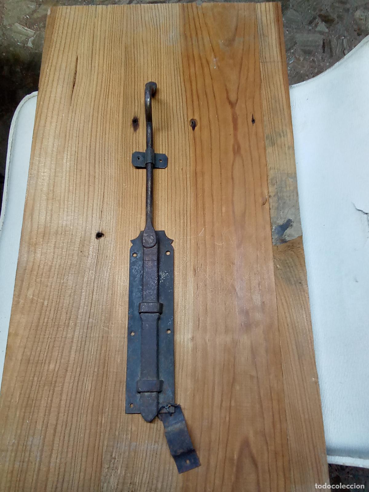 Antig&uuml;edades: PESTILLO CON PUENTE PARA PUERTA O VENTANA - Foto 1