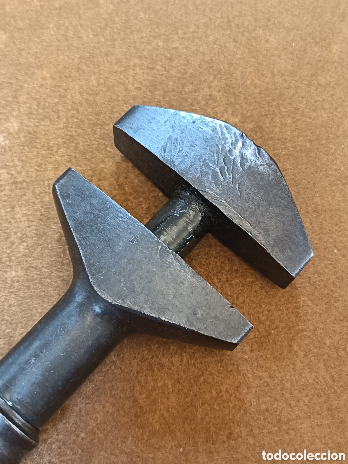 Antig&uuml;edades: Llave antigua inglesa de martillo mango de hierro - Foto 4