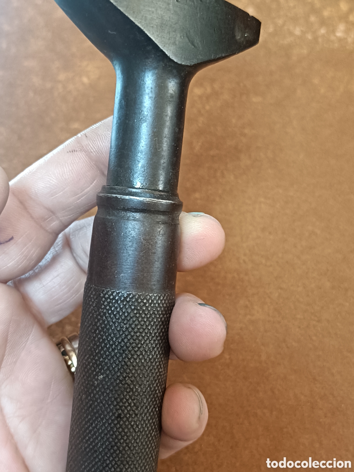 Antig&uuml;edades: Llave antigua inglesa de martillo mango de hierro - Foto 9
