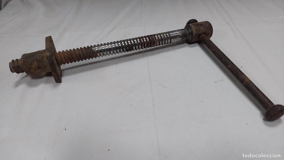 Antig&uuml;edades: Tornillo para mordaza de banco de carpintero - Foto 1