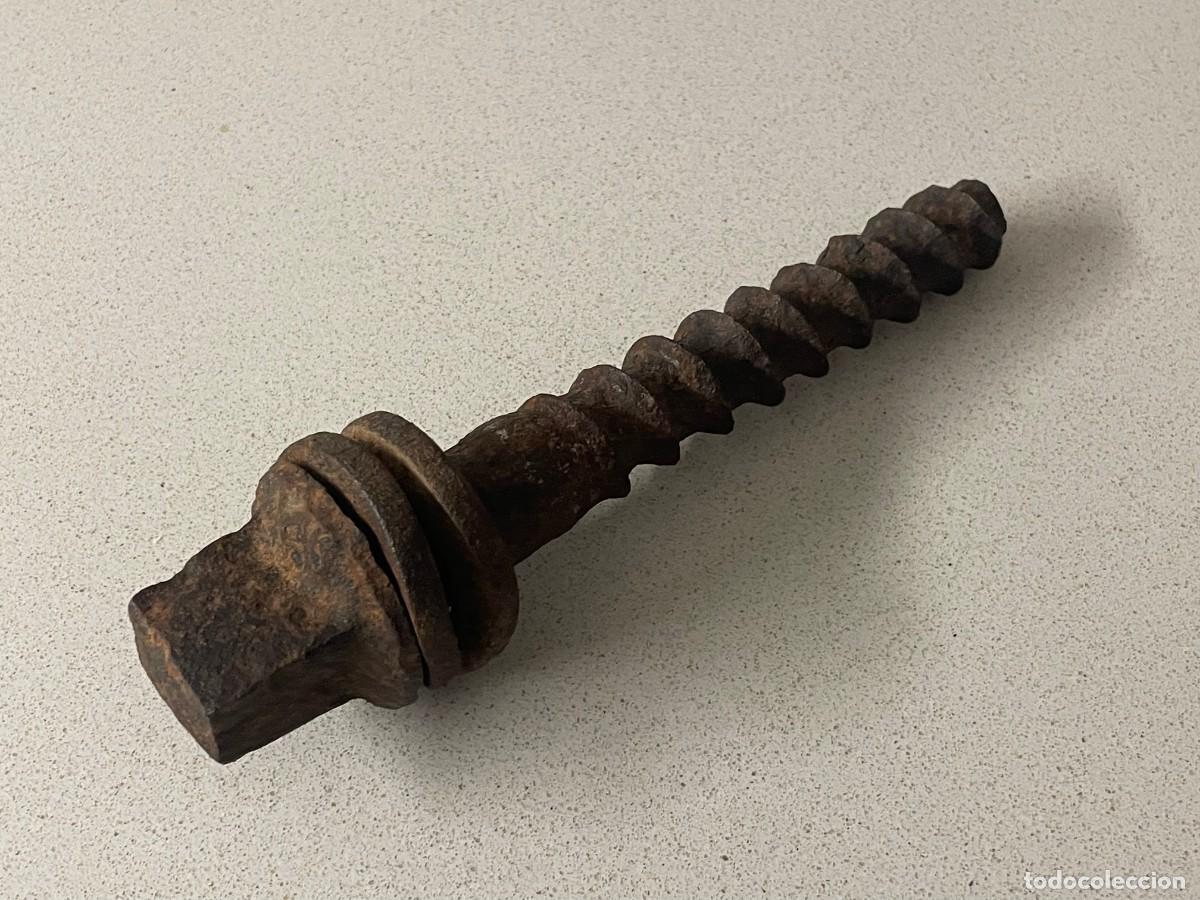 Antig&uuml;edades: Antiguo Tornillo de ra&iacute;l con arandela - Foto 1