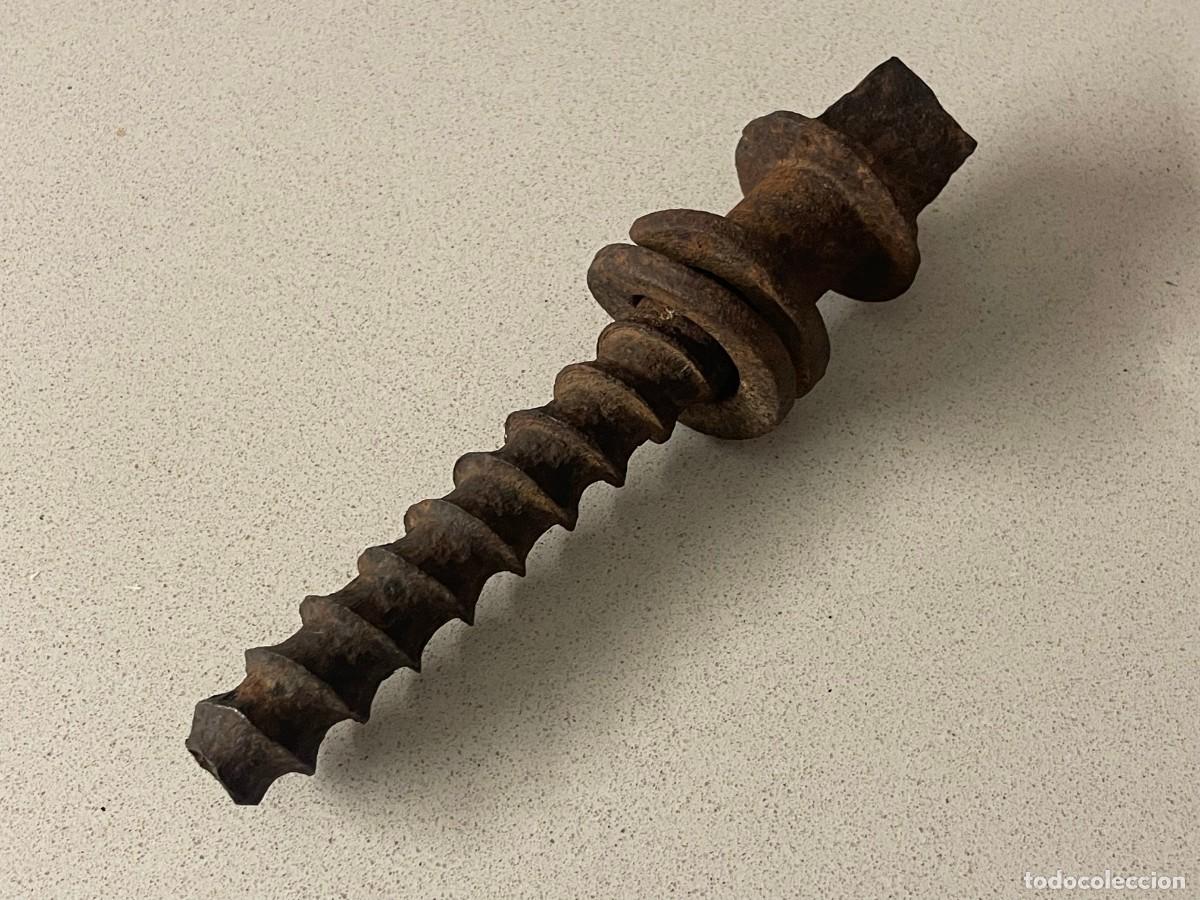 Antig&uuml;edades: Antiguo Tornillo de ra&iacute;l con arandela - Foto 2