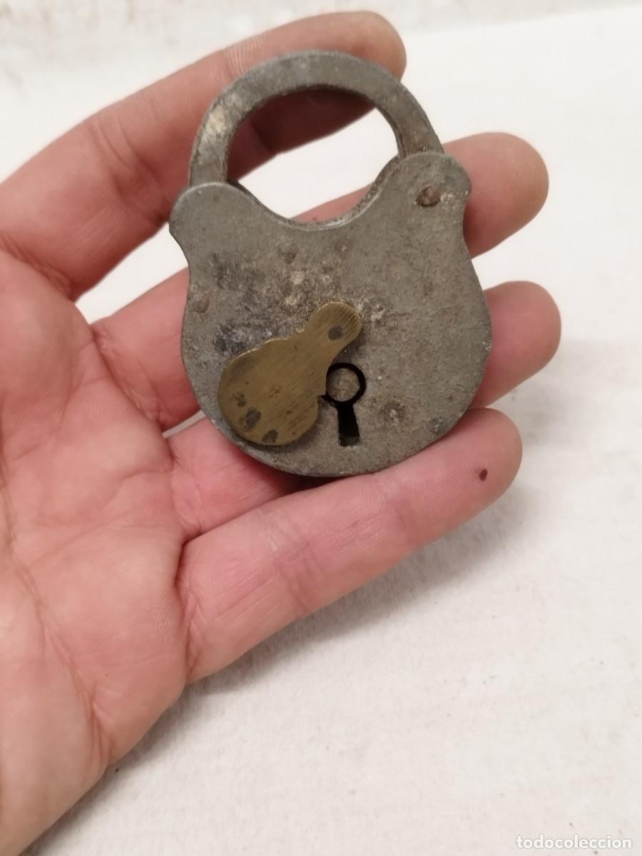Antig&uuml;edades: Antiguo candado cerrado y sin llave. - Foto 1
