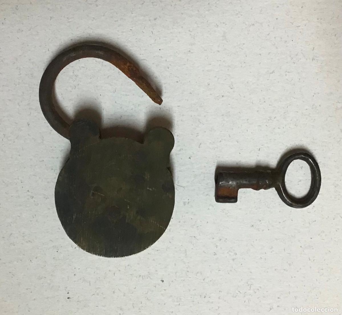Antig&uuml;edades: PEQUE&Ntilde;O CANDADO CON LLAVE - Foto 2