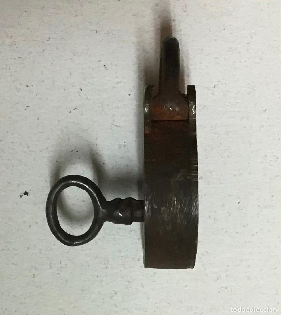 Antig&uuml;edades: PEQUE&Ntilde;O CANDADO CON LLAVE - Foto 3