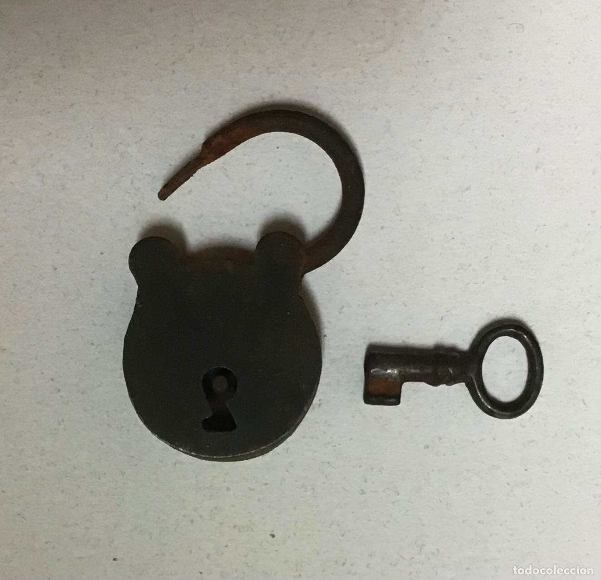 Antig&uuml;edades: PEQUE&Ntilde;O CANDADO CON LLAVE - Foto 1