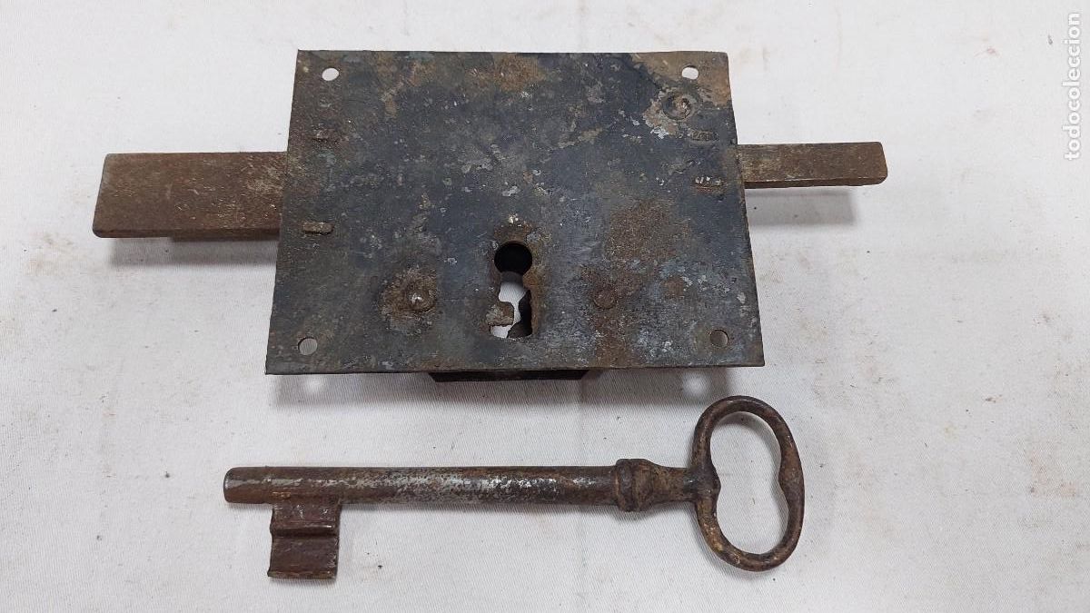 Antig&uuml;edades: Antigua cerradura con llave - Foto 1