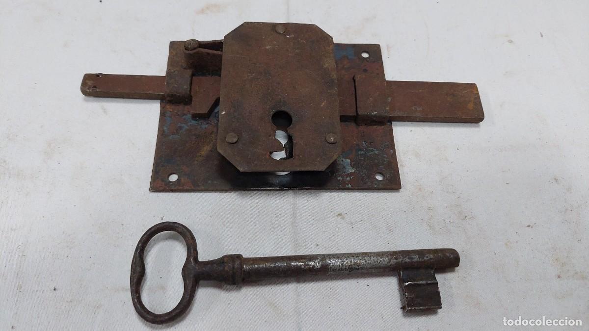 Antig&uuml;edades: Antigua cerradura con llave - Foto 2