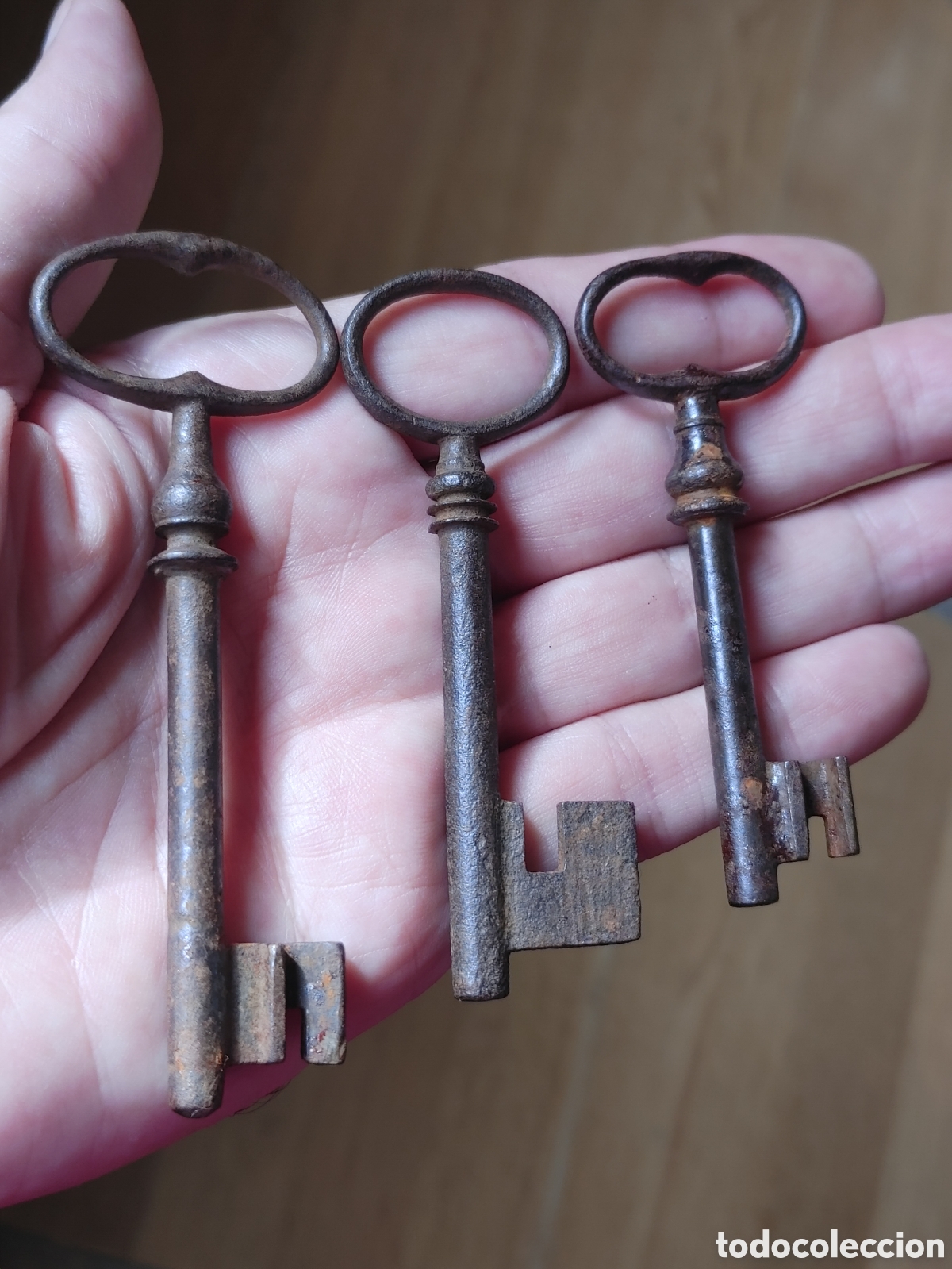 Antig&uuml;edades: Tres llavecitas en hierro. - Foto 2