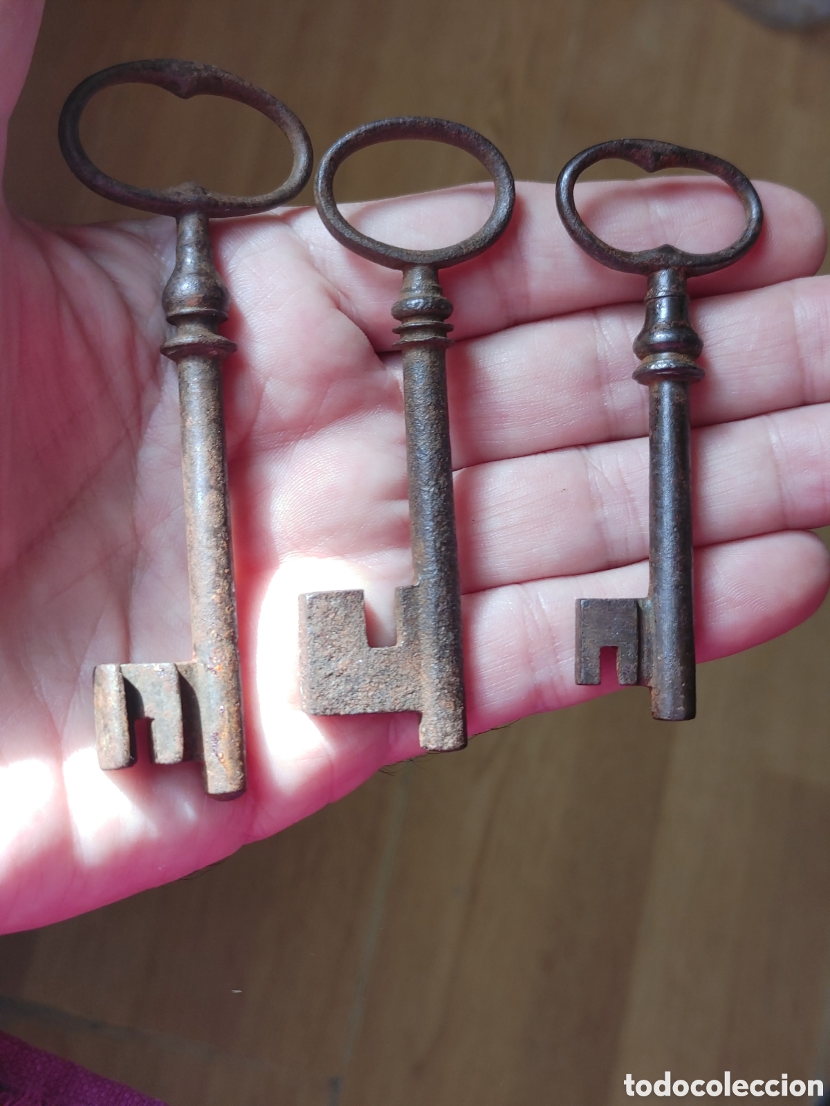 Antig&uuml;edades: Tres llavecitas en hierro. - Foto 1