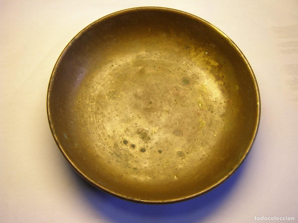 Antig&uuml;edades: Antiguo plato de balanza de lat&oacute;n. - Foto 1