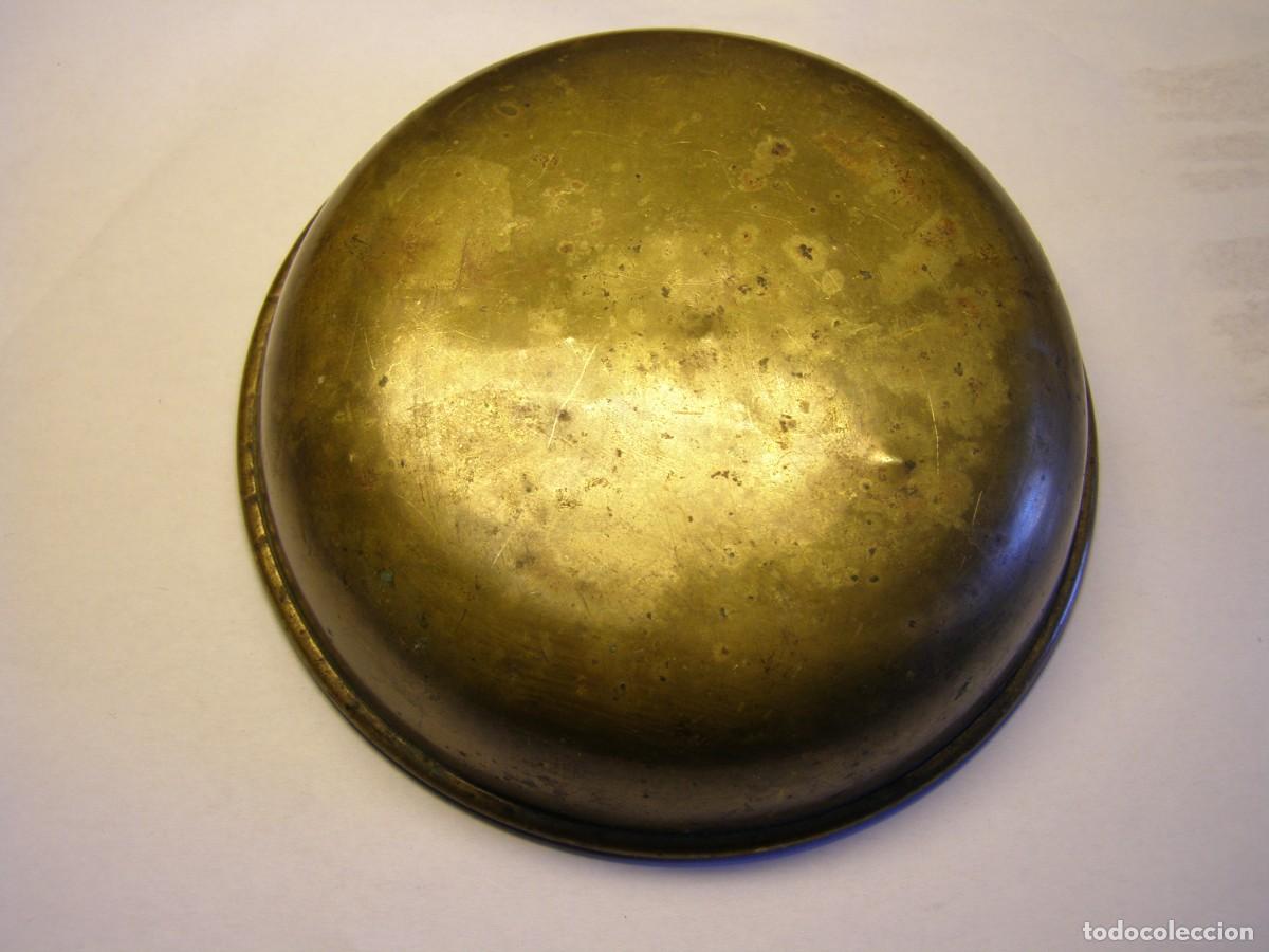 Antig&uuml;edades: Antiguo plato de balanza de lat&oacute;n. - Foto 2