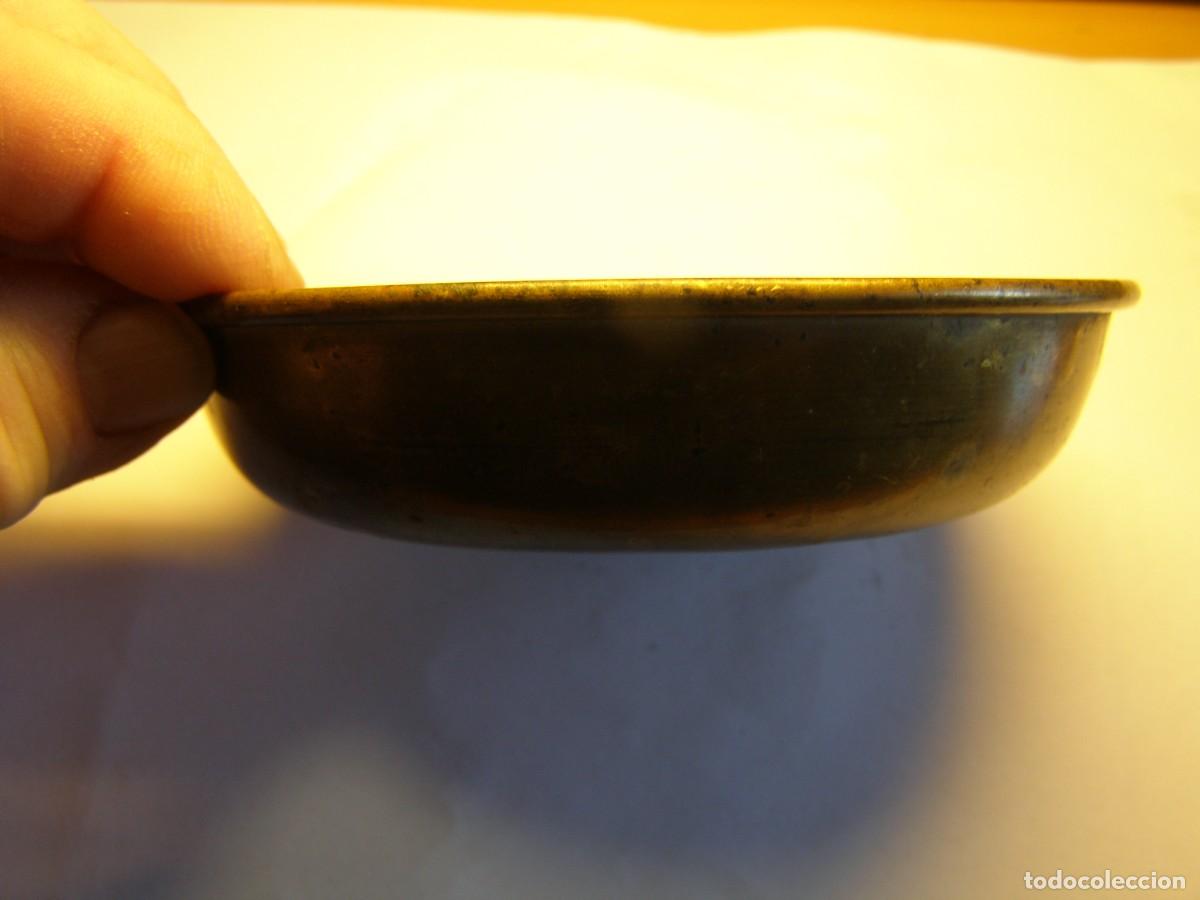 Antig&uuml;edades: Antiguo plato de balanza de lat&oacute;n. - Foto 3