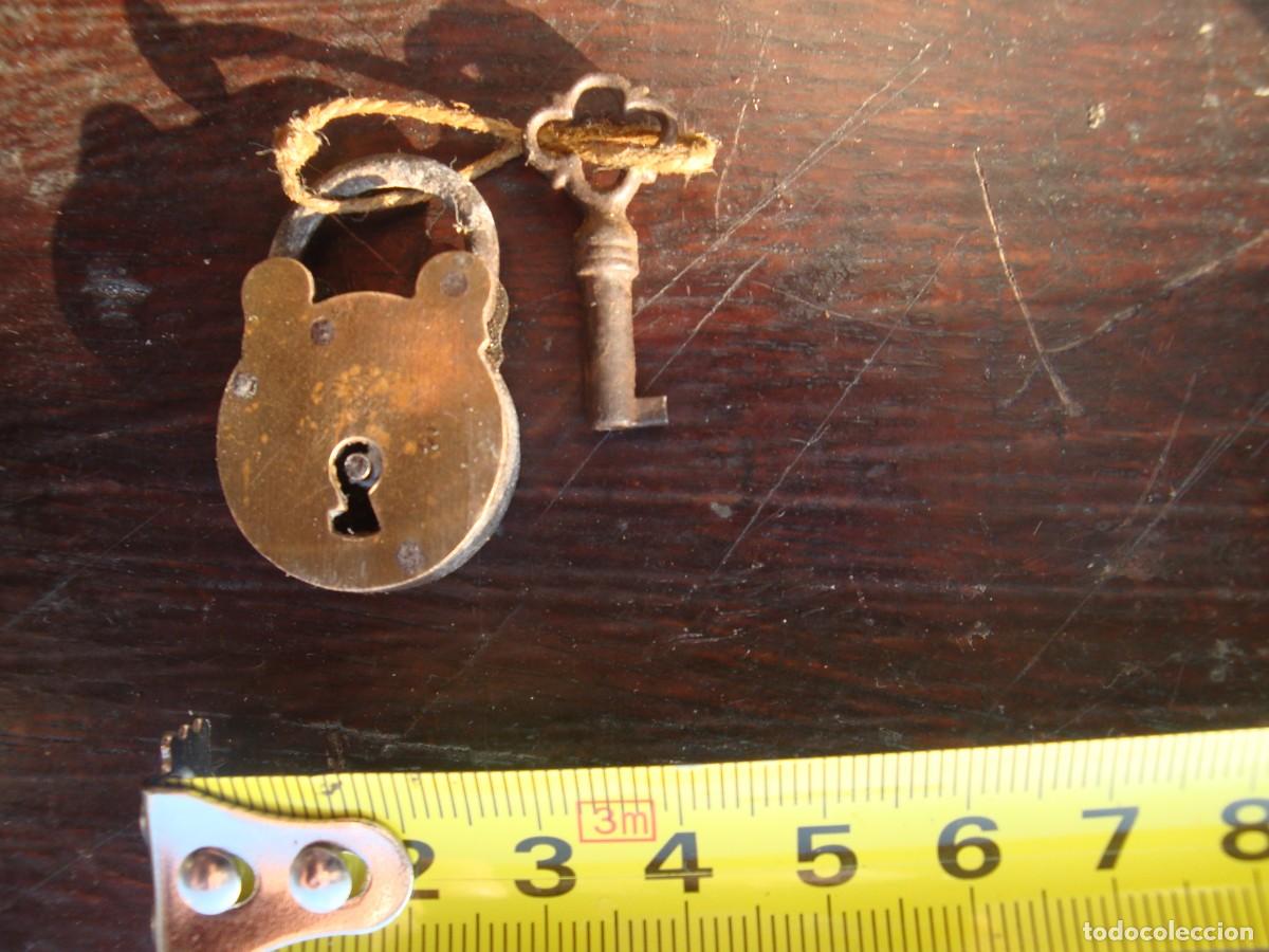 Antig&uuml;edades: CANDADO PEQUE&Ntilde;O CON SU LLAVE - Foto 1
