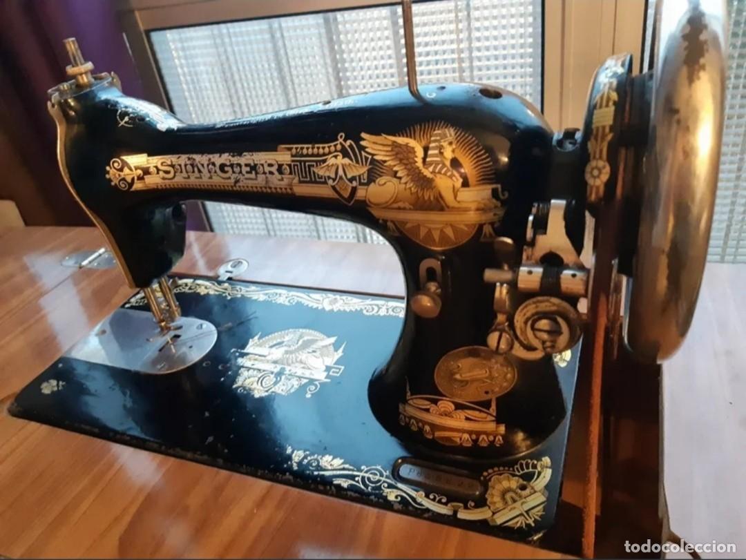Antig&uuml;edades: M&aacute;quina de coser singer con mueble - Foto 1