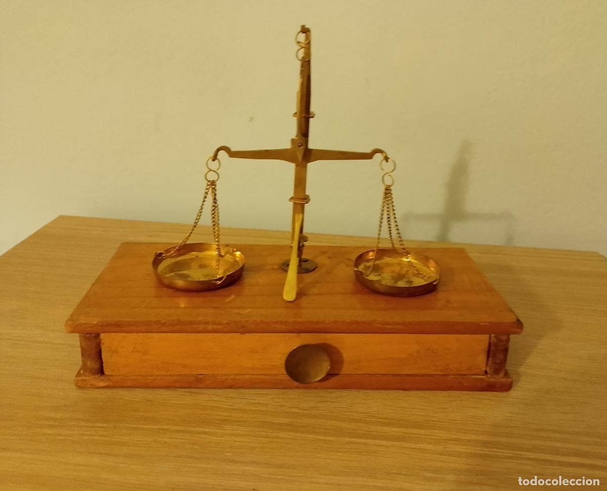 Antig&uuml;edades: Balanza en caja de madera. - Foto 2