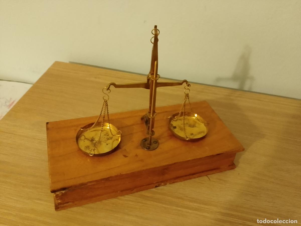 Antig&uuml;edades: Balanza en caja de madera. - Foto 3