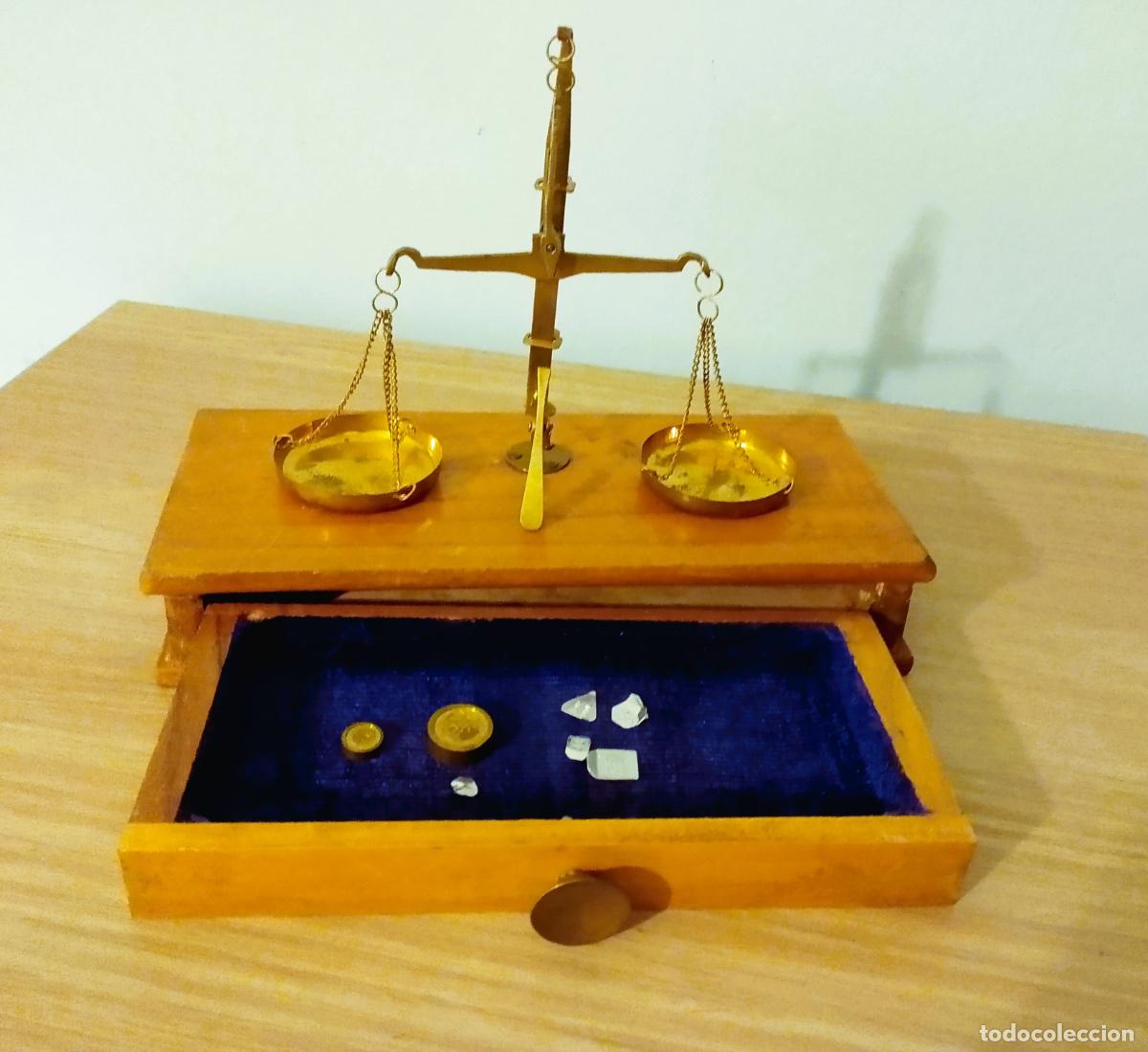 Antig&uuml;edades: Balanza en caja de madera. - Foto 1