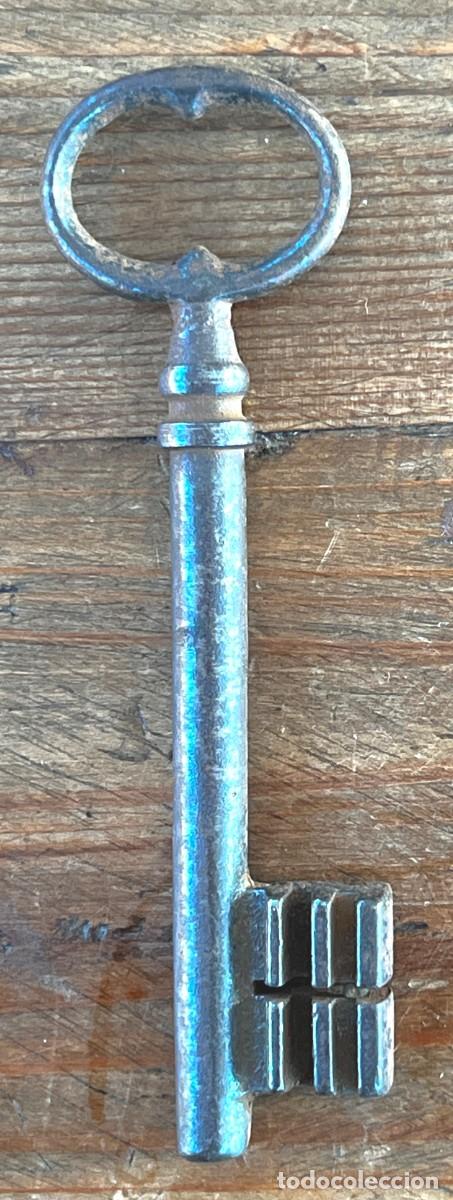 Antig&uuml;edades: Llave de hierro finales del siglo XIX . Mide 10 cms. (8) - Foto 1