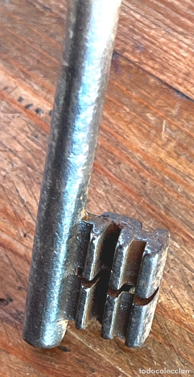 Antig&uuml;edades: Llave de hierro finales del siglo XIX . Mide 10 cms. (8) - Foto 2