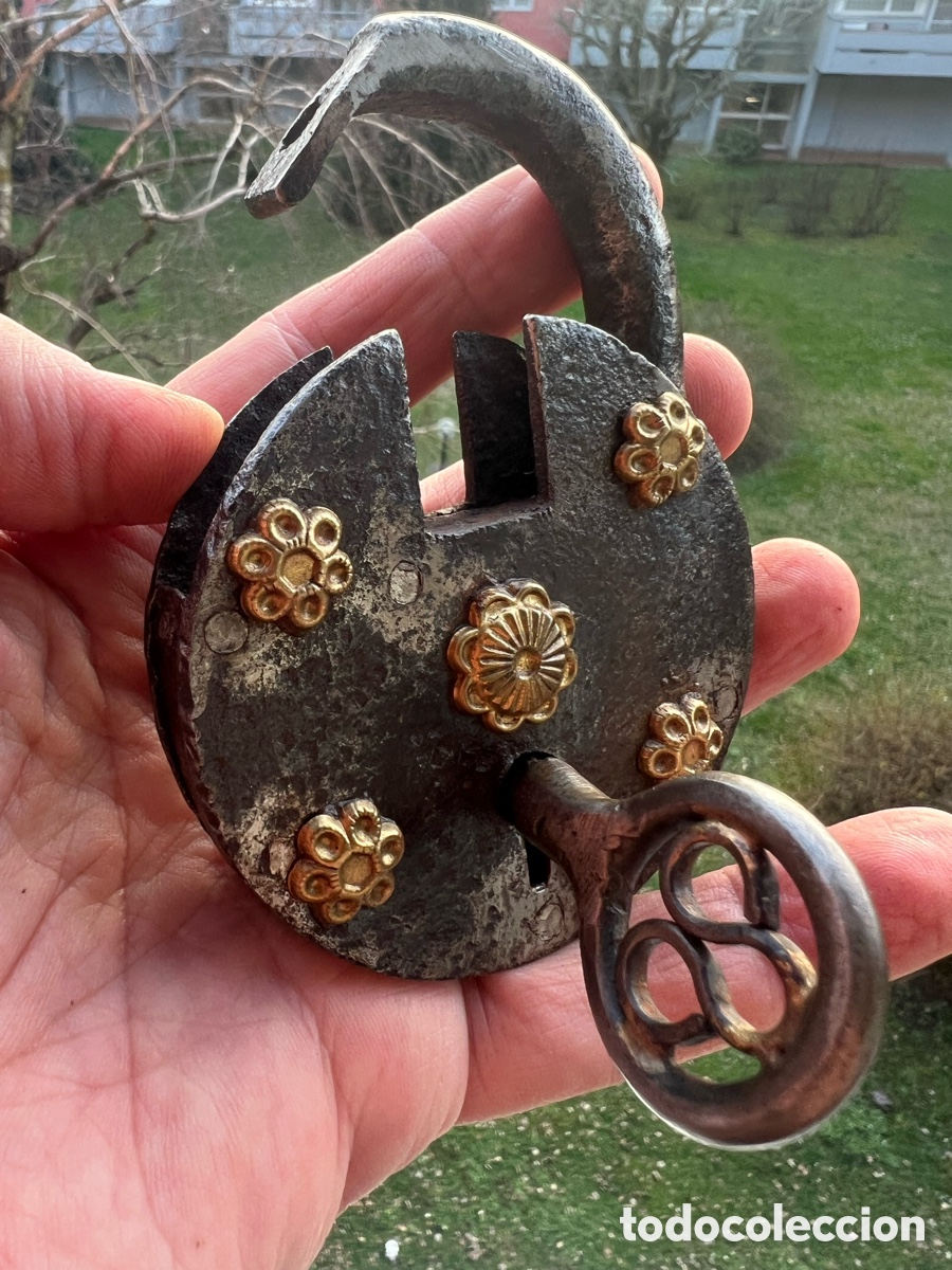 Antiguidades: Preciosa cerradura antigua de rueda de hierro forjado remachada con adornos de lat&oacute;n.
