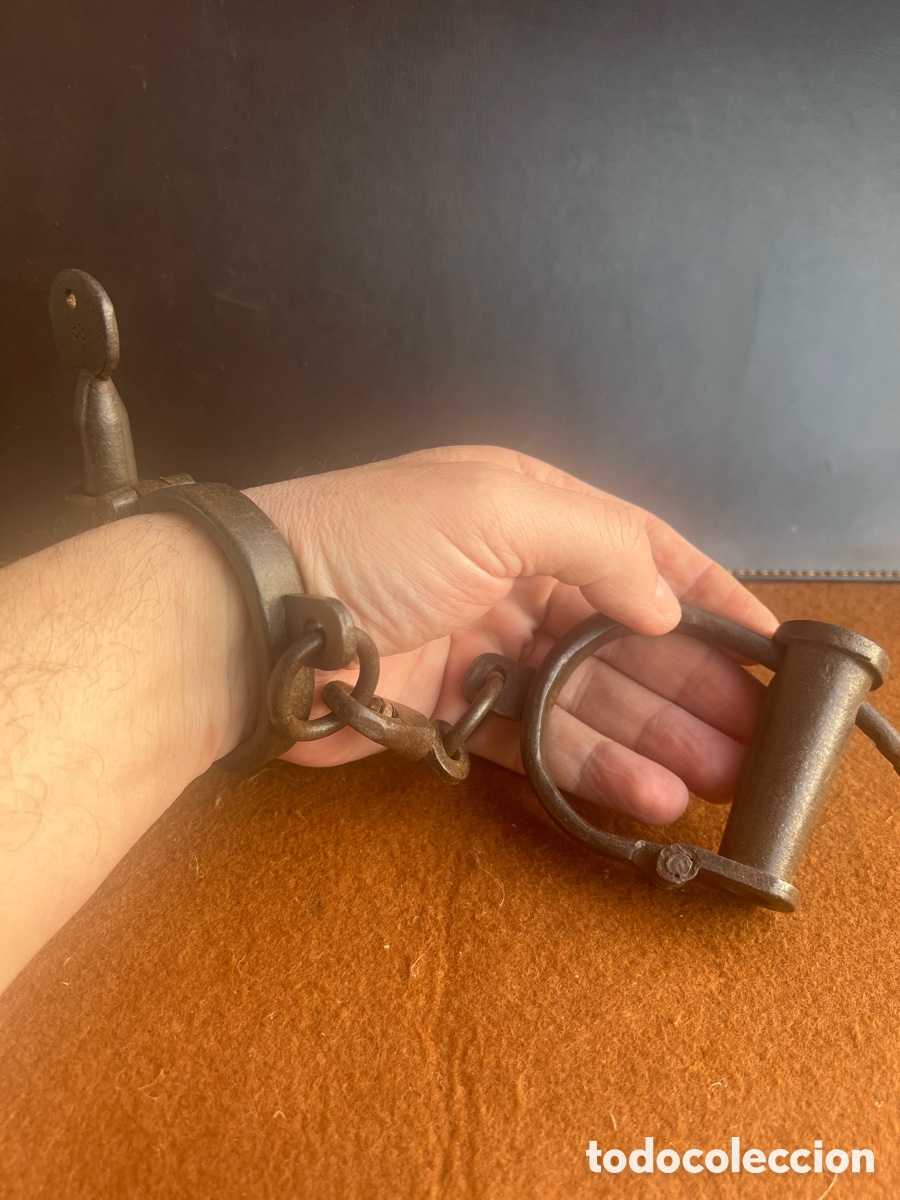 Antiquit&auml;ten: Esposas antiguas de hierro forjado numeradas con llave de trabajo.
