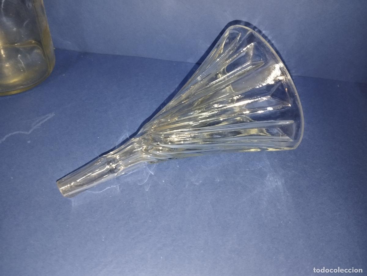 Antig&uuml;edades: EMBUDO DE LABORATORIO DE CRISTAL CON RELIEVE - Foto 1