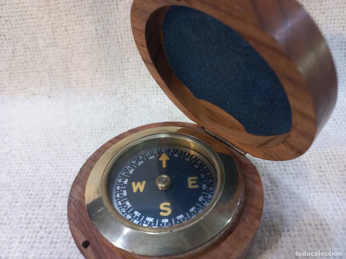 Antig&uuml;edades: BR&Uacute;JULA CON TAPA (madera y lat&oacute;n) 7,5cm - Foto 1