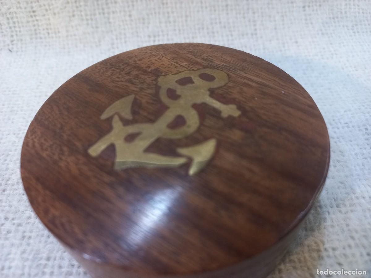 Antig&uuml;edades: BR&Uacute;JULA CON TAPA (madera y lat&oacute;n) 7,5cm - Foto 2