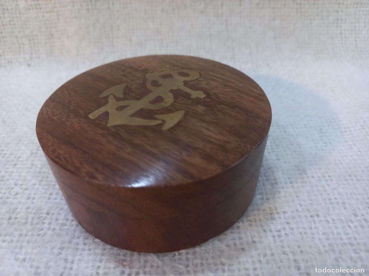 Antig&uuml;edades: BR&Uacute;JULA CON TAPA (madera y lat&oacute;n) 7,5cm - Foto 4