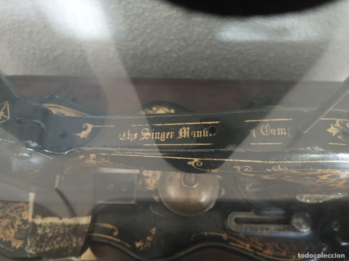 Antig&uuml;edades: Antigua m&aacute;quina de coser SINGER - Foto 2