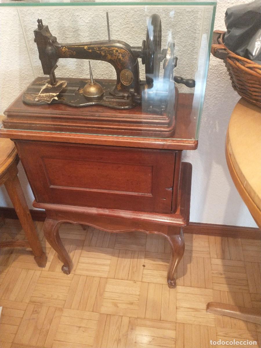 Antig&uuml;edades: Antigua m&aacute;quina de coser SINGER - Foto 3