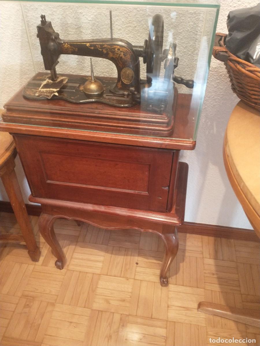 Antig&uuml;edades: Antigua m&aacute;quina de coser SINGER - Foto 4