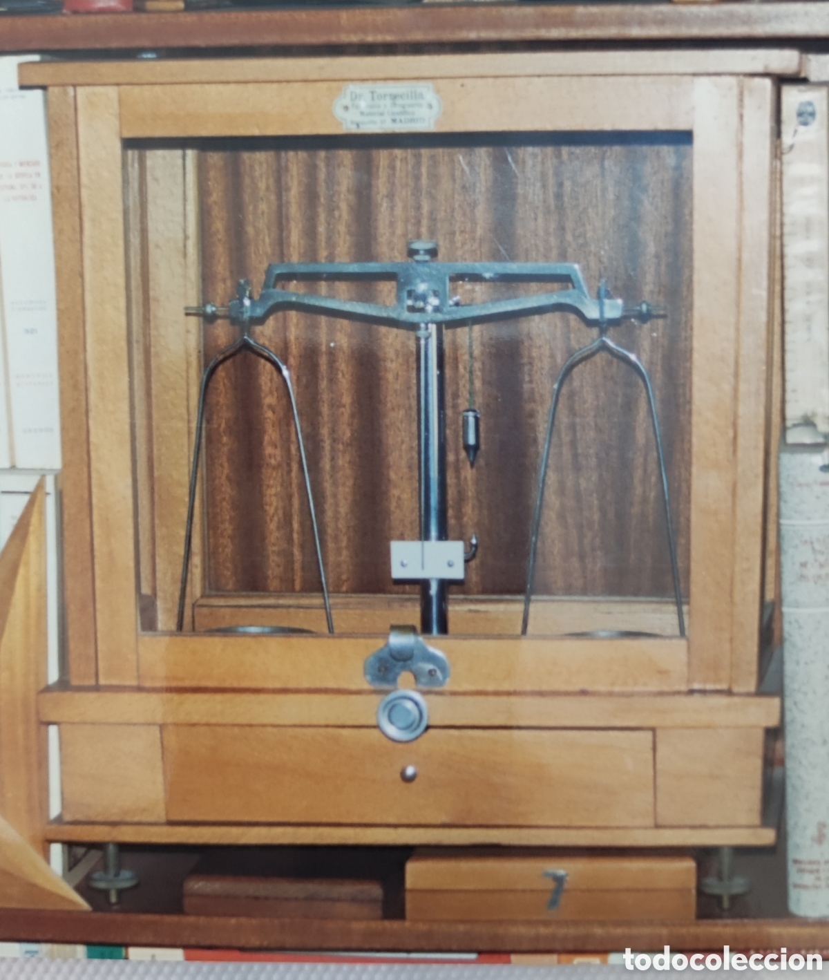 Antig&uuml;edades: Balanza de precisi&oacute;n con estuche de pesas - Foto 1