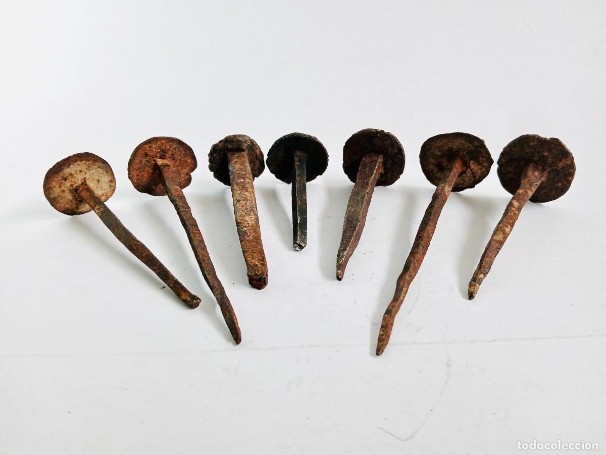 Antiquit&auml;ten: CLAVO ANTIGUO DE FORJA TIPO TACHUELA CLAVOS DE CABEZA ANCHA DE HIERRO FORJADO PARA PUERTA O PORTON