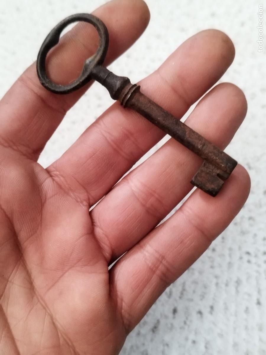 Antig&uuml;edades: Antigua llave de forja. - Foto 1
