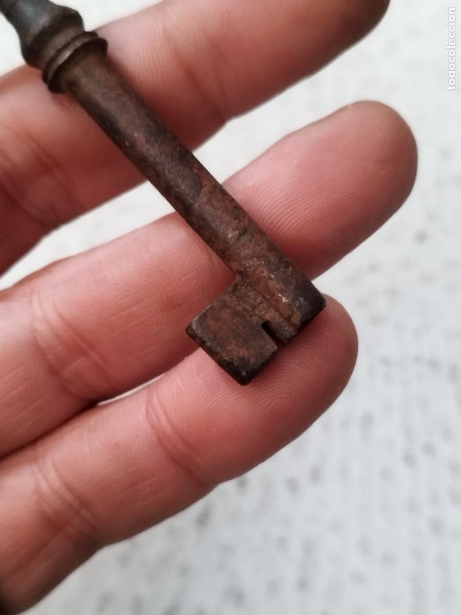 Antig&uuml;edades: Antigua llave de forja. - Foto 2