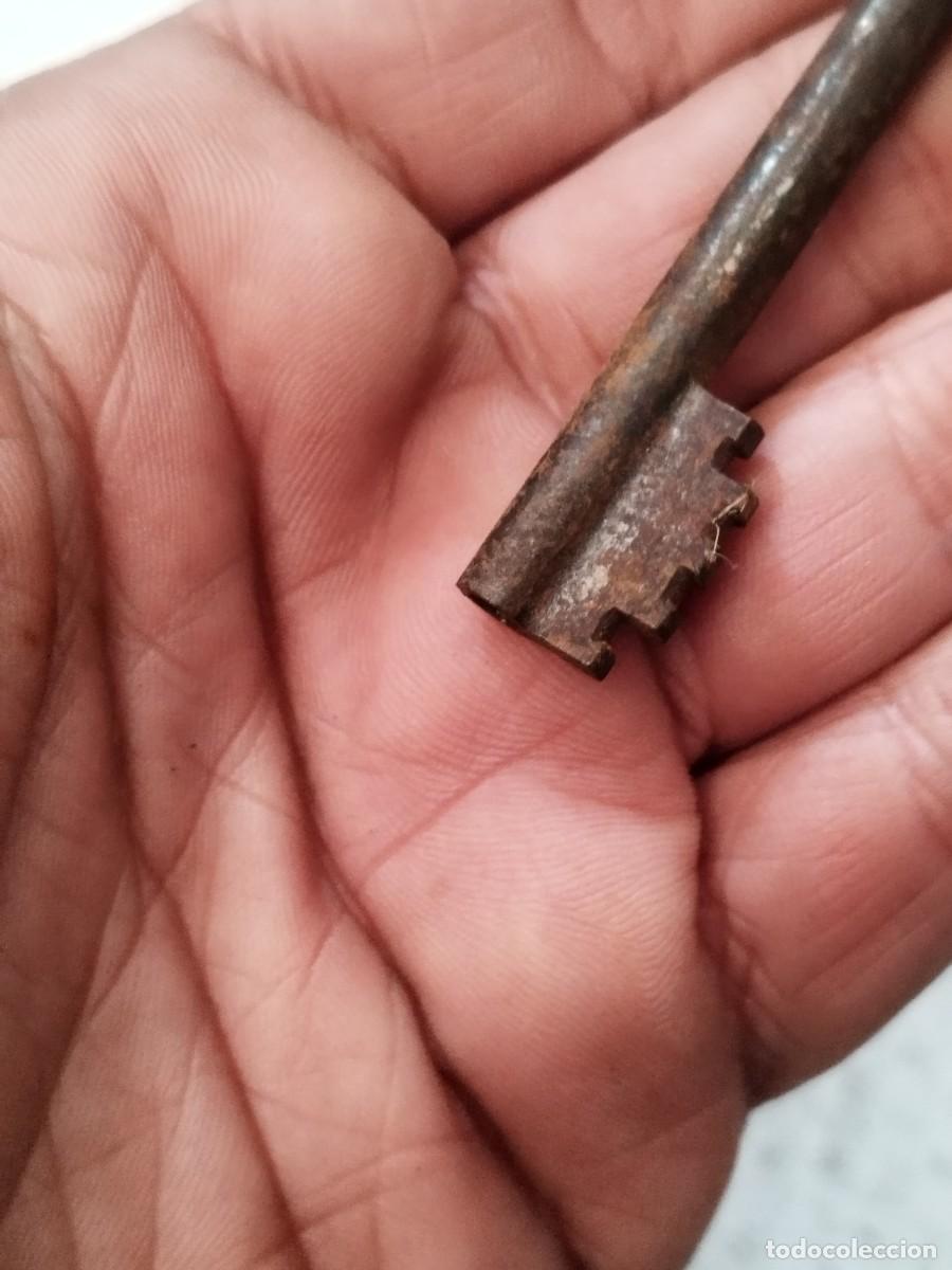 Antig&uuml;edades: Antigua llave de forja. - Foto 2