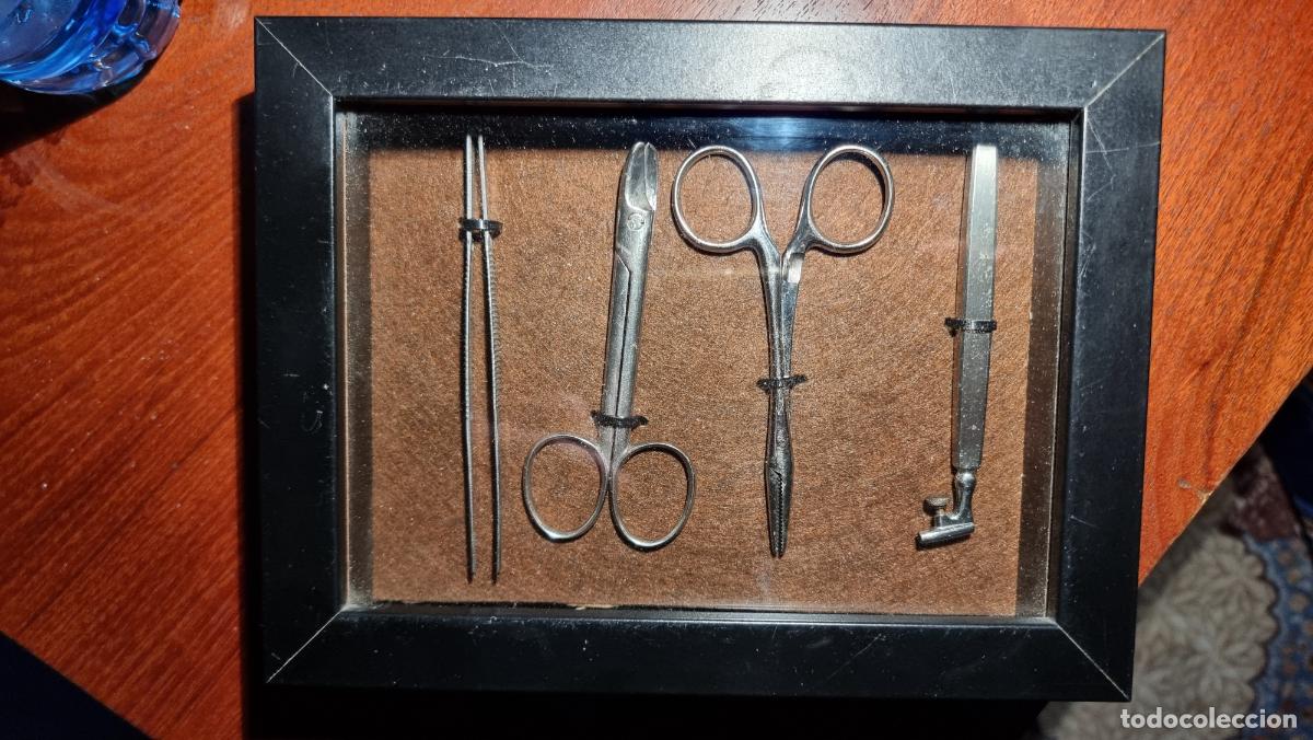 Antig&uuml;edades: Instrumental m&eacute;dico. Cuadro con 4 pinzas recuperadas