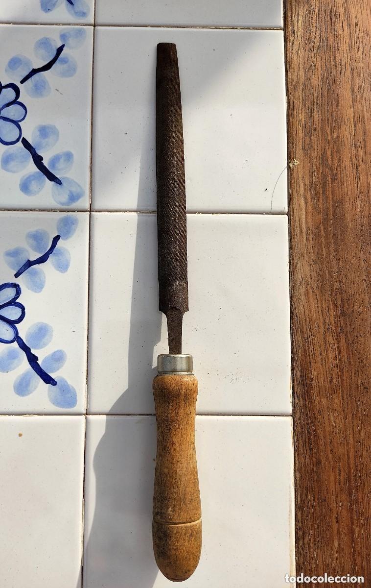 Antig&uuml;edades: ANTIGUA LIMA DE MEDIA CA&Ntilde;A CON MANGO DE MADERA - 27,50 CMS - Foto 1