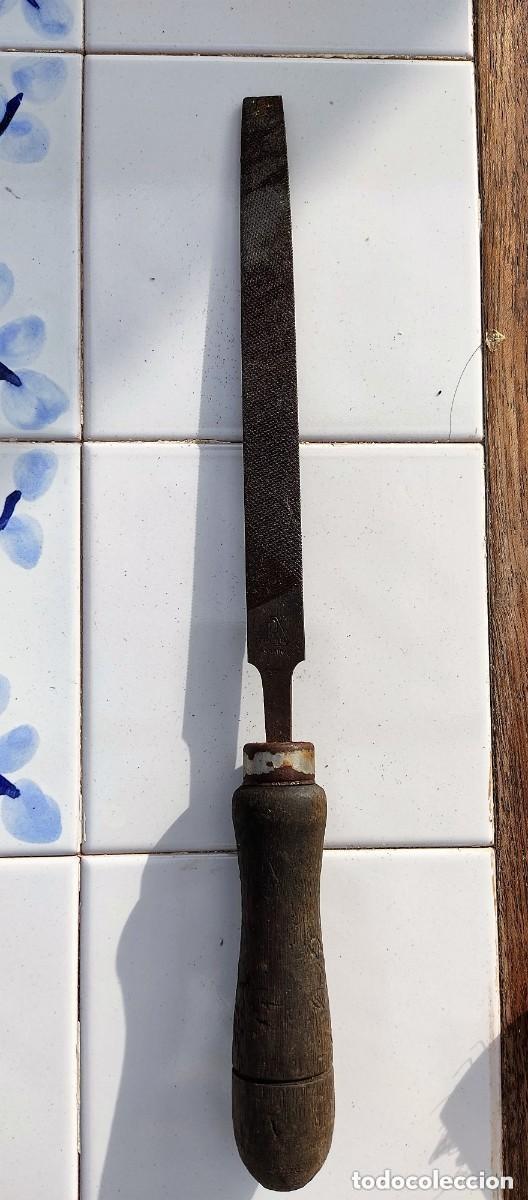 Antig&uuml;edades: ANTIGUA LIMA DE MEDIA CA&Ntilde;A CON MANGO DE MADERA - 27,50 CMS - Foto 1