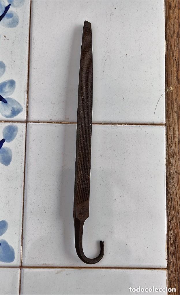 Antig&uuml;edades: LIMA TRIANGULAR SIN MANGO - 18 CMS. - Foto 1