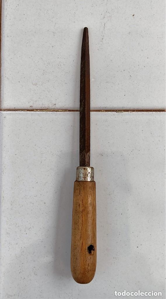 Antig&uuml;edades: LIMA TRIANGULAR CON MANGO DE MADERA - 14 CMS. - Foto 1