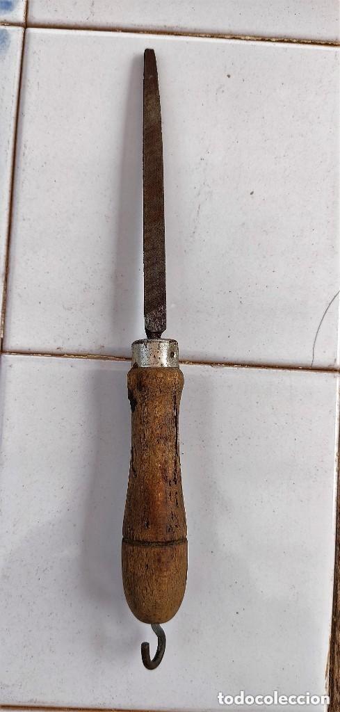 Antig&uuml;edades: LIMA TRIANGULAR CON MANGO DE MADERA - 17,5 CMS. - Foto 1