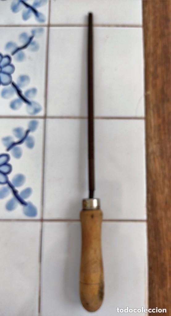 Antig&uuml;edades: LIMA ESCOFINA REDONDA CON MANGO DE MADERA - 31CMS. - Foto 1