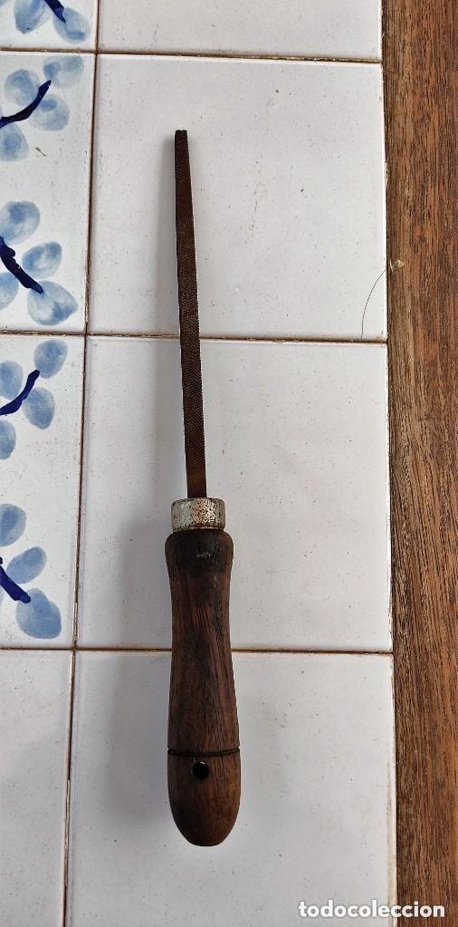 Antig&uuml;edades: LIMA CUADRADA CON MANGO DE MADERA - 23,50 CMS. - Foto 1