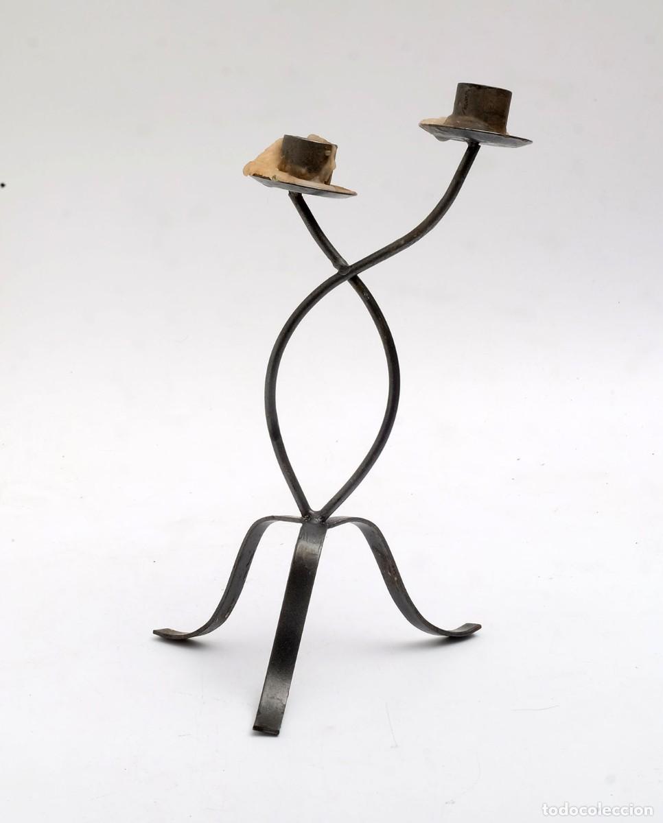 Antig&uuml;edades: Antiguo candelabro de forja - Foto 1