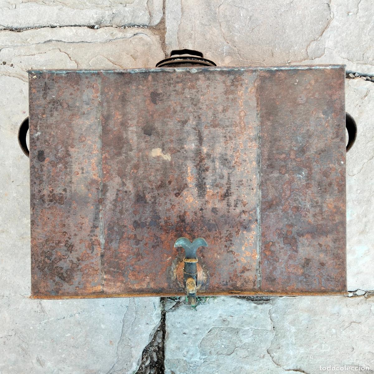 Antig&uuml;edades: Dep&oacute;sito antiguo rectangular cuadrado de hierro con grifo de lat&oacute;n tap&oacute;n tapa circular de aceite 30S