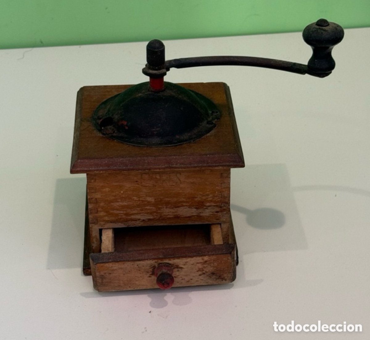 Antig&uuml;edades: Molinillo de caf&eacute; antiguo de madera marca Express con caj&oacute;n. Principios del siglo XX