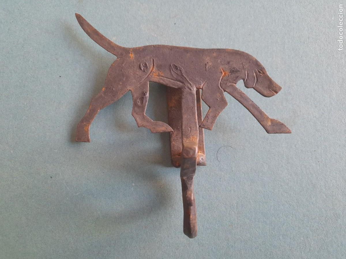 Antig&uuml;edades: gancho de hierro con figura de perro 12x12cm aprox, perro 12x8cm aprox